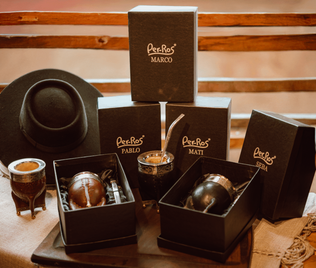 Imagen de varias cajas personalizadas para hacer regalos con mates adentro
