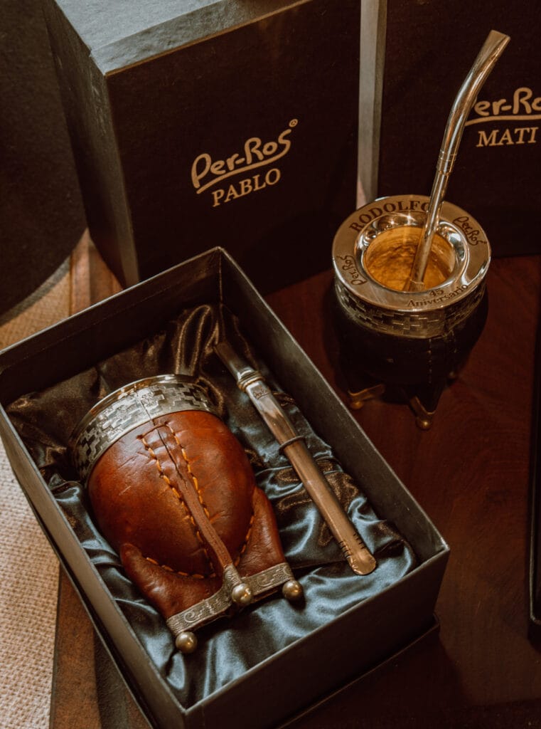 Imagen de una caja personalizada para hacer regalos con un mate dentro