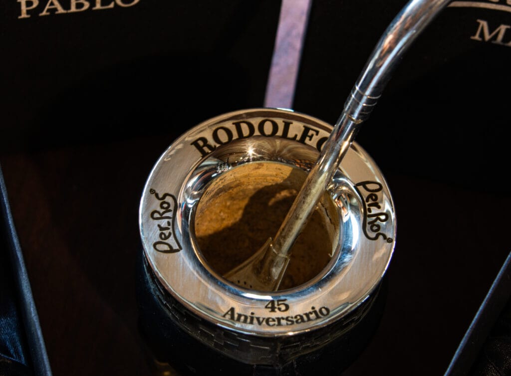 Imagen de un mate con el nombre Rodolfo grabado