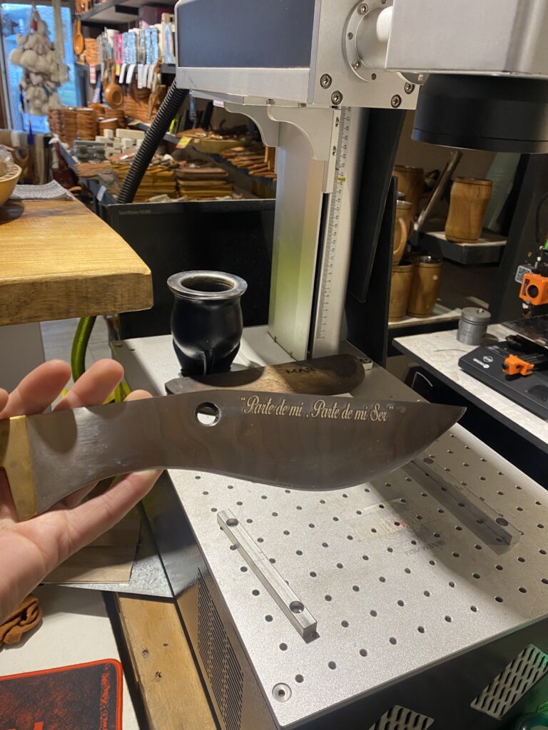 cuchillo con grabado laser imagen de un cuchillo con grabado laser