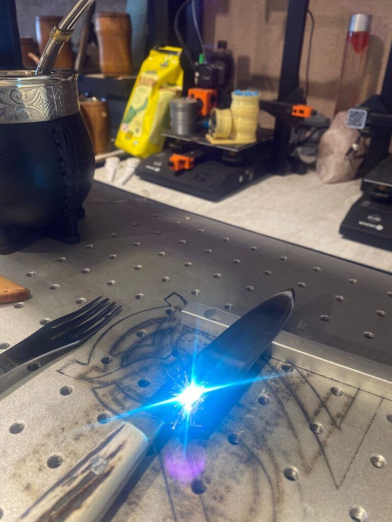 Imagen de un cuchillo siendo grabado con laser