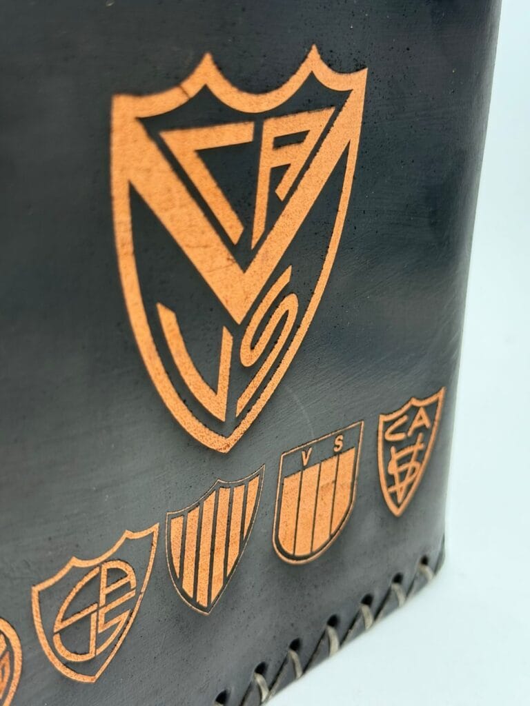 Imagen de un matero con un escudo de futbol
