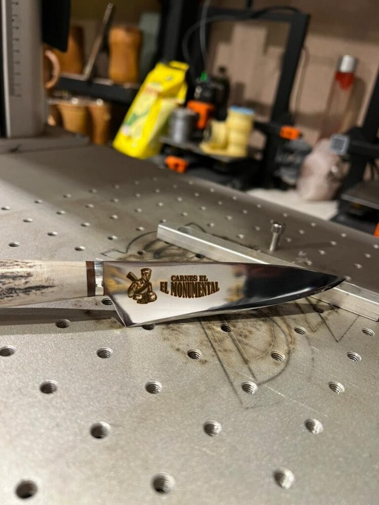 Imagen de un cuchillo con grabado personalizado