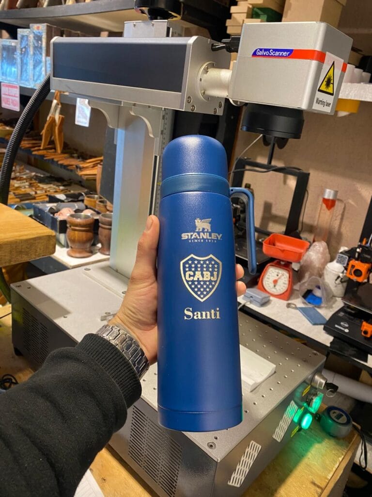 Imagen de un termo con grabado laser de boca