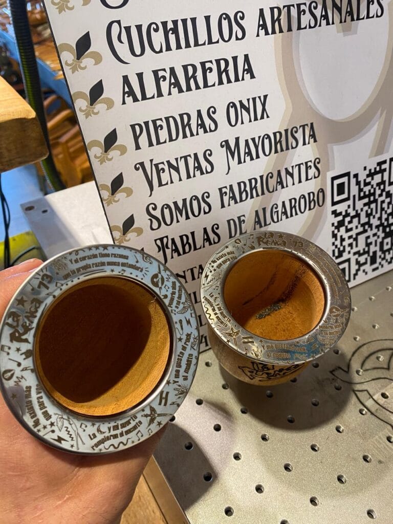 Imagen de dos mates con grabado laser