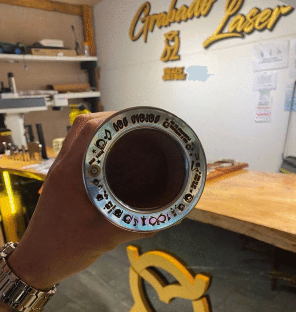 Imagen de un mate con grabado personalizado de los piojos